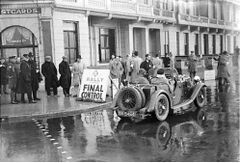 RAC-Rally-competitors-finish-at-Hastings-1937.